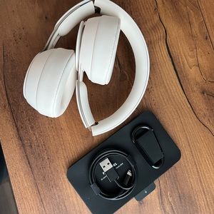 Beats solo3 white cream color Bluetooth headphones